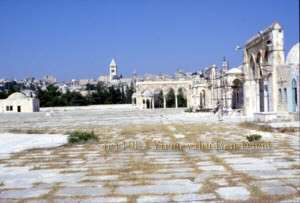 Har ha-Bayit lined-up with Shaar ha-Rakhamim looking west to The Foundation Rock